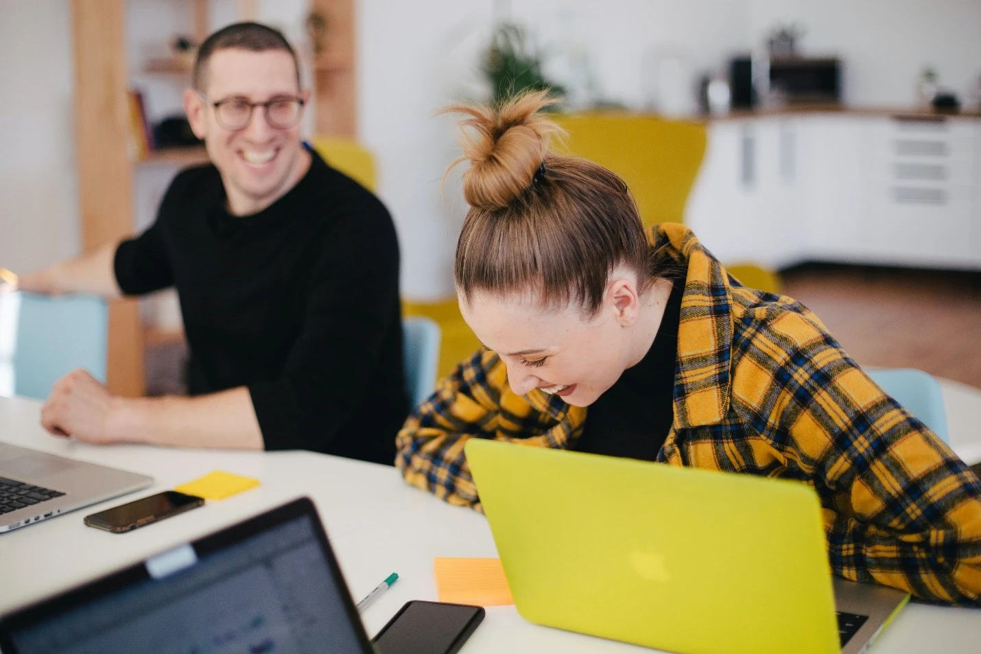 Manager communicating with team member