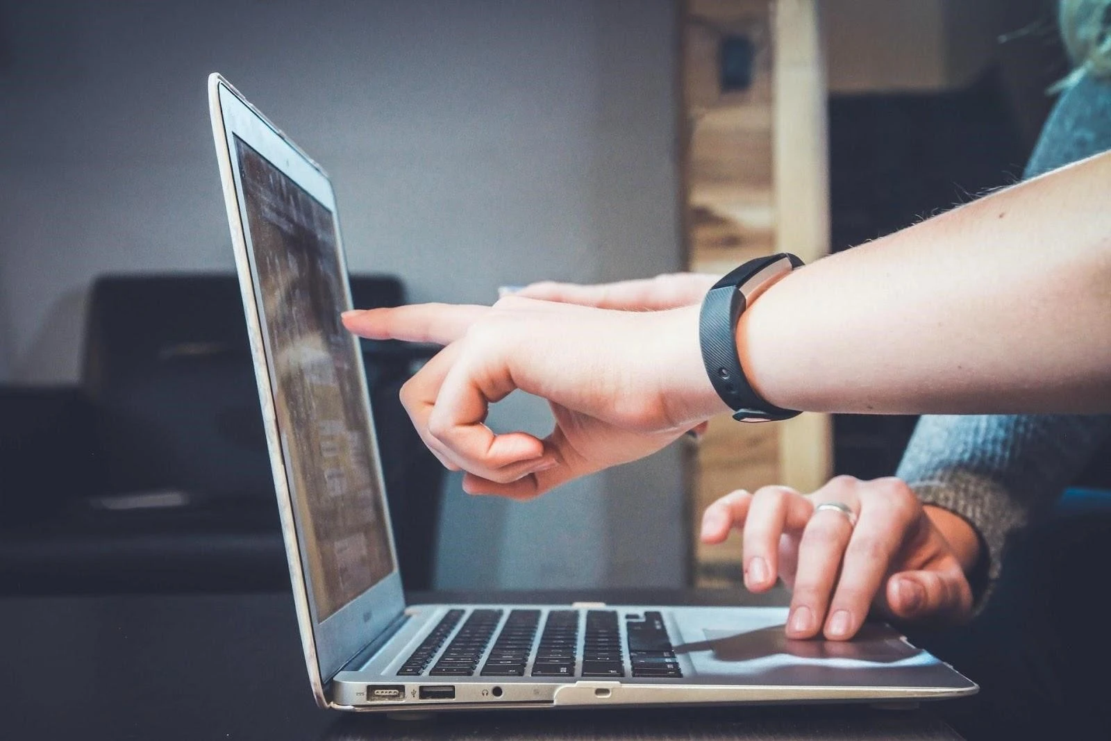 Manager and worker discuss in front of a laptop